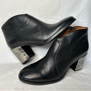 Frye Nora Omaha boot Black Heel is plated with silver metal southwest design.